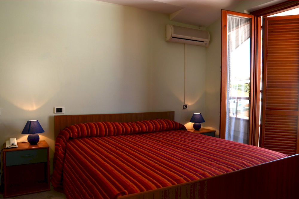 Roma Hotel Pineto Exterior photo